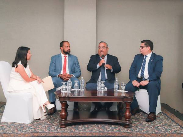 Pablo Decena y Uriel Pérez, expertos regionales en regularización sanitaria, junto al comisionado presidente de ARSA, Leonardo Sánchez dialogaron sobre el fortalecimiento del sector,