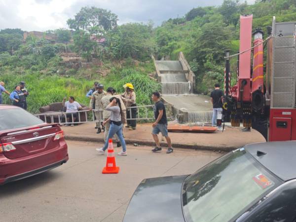 Rescatistas del Cuerpo de Bomberos hicieron el rescate del cadáver en el cause del río Choluteca.