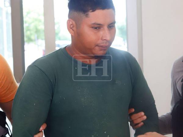 Custodiado por agentes policiales y a pocos minutos de ingresar a la audiencia de declaración de imputados, Denis Joel Romero Morales, uno de los siete capturados en el marco de las investigaciones por la masacre de 20 personas en Rigores, Colón, rompió el silencio y aseguró no tener relación con el crimen.