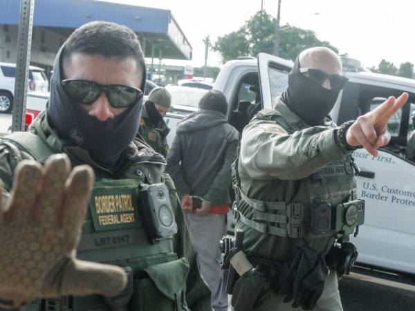 Las redadas contra migrantes se mantienen en Estados Unidos; los migrantes tienen miedo de salir de sus casas.