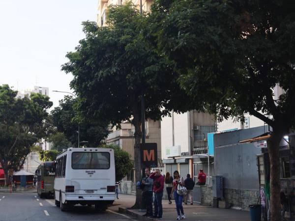 Caracas comenzó este lunes un retorno paulatino a la normalidad, luego de los ataques militares atribuidos a Estados Unidos y de la captura del presidente venezolano, Nicolás Maduro, y de su esposa, Cilia Flores.