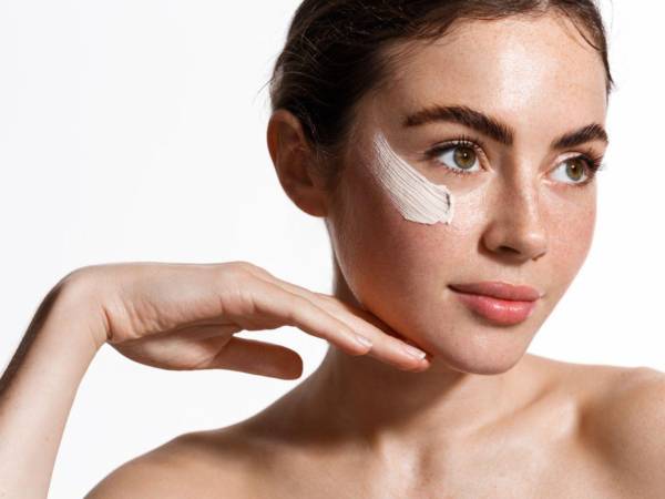 Formuladores, cosmetólogos y expertos en dermocosmética coinciden: si hay un ingrediente capaz de unificar tono, reforzar la barrera cutánea y combatir la hiperpigmentación sin causar irritación es la niacinamida, un compuesto preventivo y también regenerativo para ayudar de cara a este problema cutáneo.