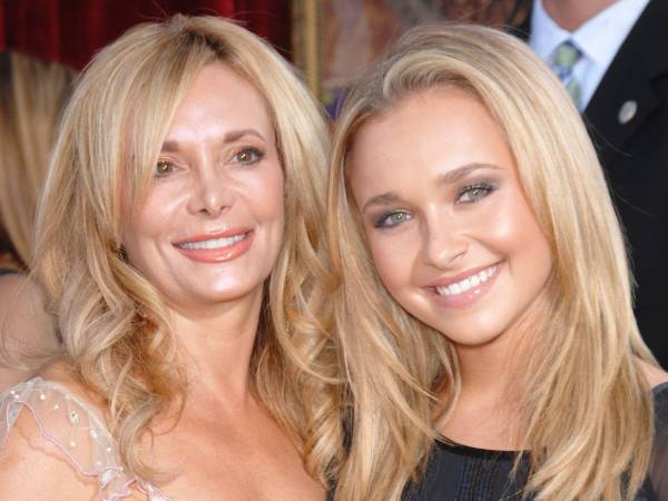 La madre de Hayden Panettiere ha ofrecido sus primeras declaraciones tras la muerte de la actriz y ha cuestionado la presencia de Brian Hickerson junto a ella en sus últimas horas.