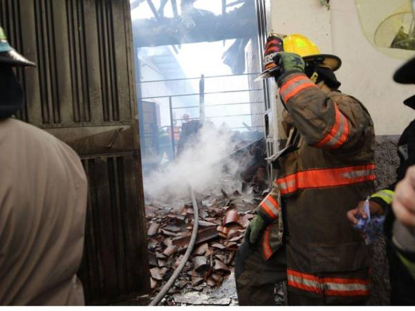 El incendio afectó tanto a los locales que algunos hasta colapsaron por los daños.