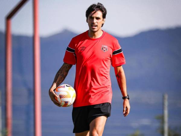 Bryan Ruiz estará al frente del Alajuelense dos partidos como técnico.