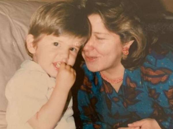 Miguel Uribe Turbay, el senador colombiano fallecido este lunes 11 de agosto tras un atentado criminal, vivió una historia de violencia- desde su niñez- que nunca se apartó de su vida del todo. La muerte de su madre a manos de narcotraficantes y su muerte por violencia política.