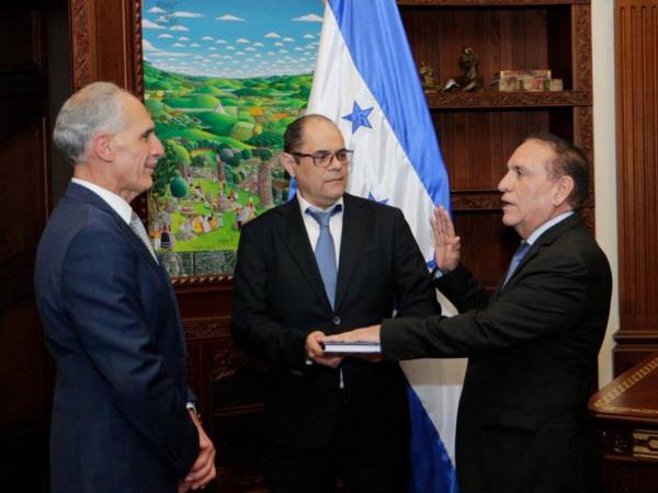 Varias autoridades fueron juramentadas para ejercer diferentes funciones en el sistema público de salud.