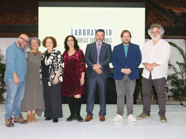 Everardo González, Katia Lara, Martha Hernández, Ishtar Gutiérrez, Manuel Villa, Diego Corsini y Abner Benaim, cineastas encargados de impartir el laboratorio y el director general del Instituto Hondureño de Cinematografía.