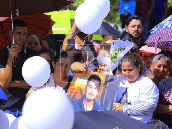 “Mi bebé, mi niño, era el clamor que se escuchaba en medio del ambiente de dolor tras la muerte del tiktoker Hernán Martínez, luego de sufrir un accidente de tránsito ocurrido en la capital el pasado miércoles. Así fue su desgarradora despedida.