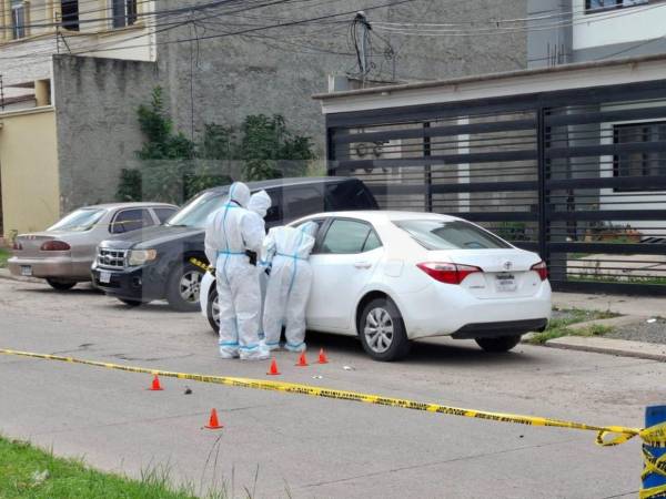 Al interior de este vehículo yacía el cuerpo del conductor, quien presuntamente laboraba como taxista VIP.