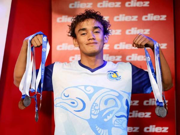 Douglas Andrés Romero lleva el alma de su país grabada en cada brazada.