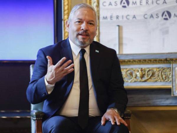 Reina mencionó que las DNI se elaboran con información biométrica personal, lo que impide cualquier manipulación externa.