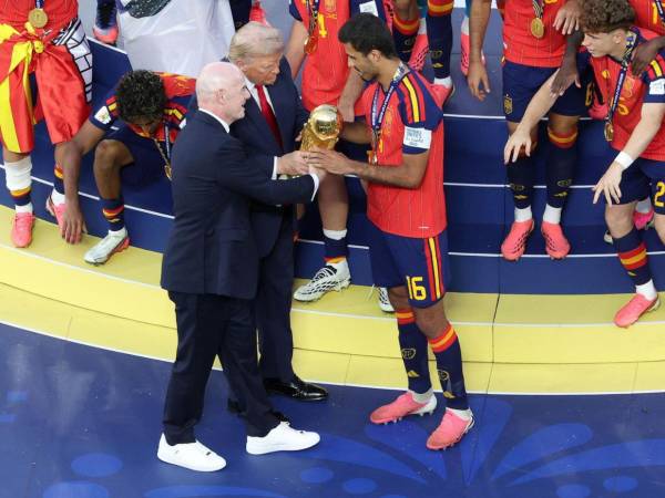 Los jugadores celebraron y bailaron en el escenario del estadio junto al rey Felipe VI, la reina Leticia, la princesa Leonor y la infanta Sofía