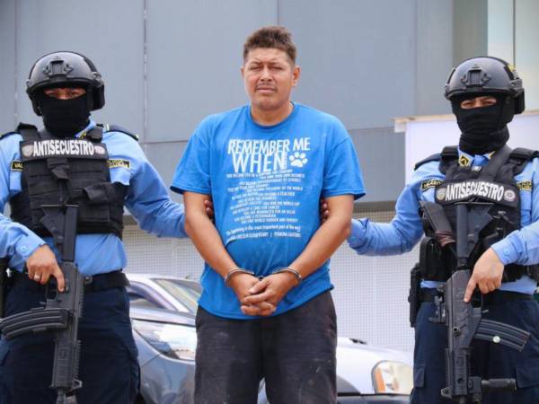 El detenido, Cristian Rafael Martínez Fúnez, cuando era llevado a los tribunales, por los agentes de la DPI.