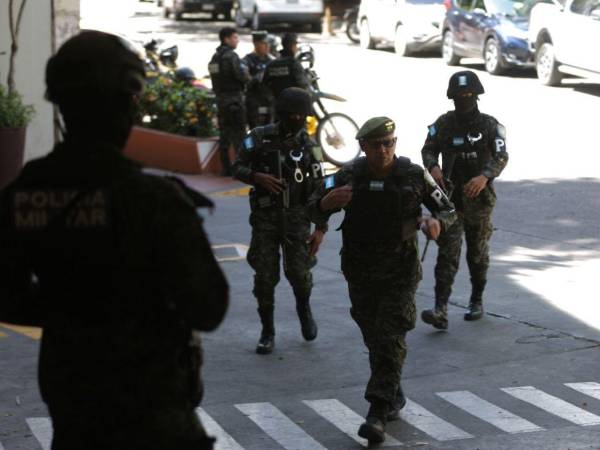 Durante la reunión del pleno del CNE y el jefe de las Fuerzas Armadas, el lugar lució ampliamente militarizado.