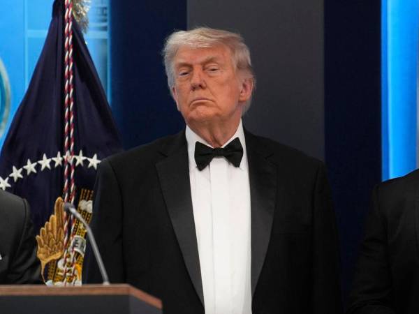 El Servicio Secreto de EE.UU. evacuó al presidente y la primera dama, <b>Donald </b>y Melania Trump, junto a otros miembros del Gabinete estadounidense del salón donde se celebraba la cena anual de la Asociación de Corresponsales de la Casa Blanca (WHCA) tras escucharse lo que parecían ser disparos. ¿Quién era el “probable” objetivo?