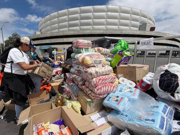 Bogotá reforzó su operación de asistencia a Venezuela con el traslado del principal centro de acopio de Colombia al Movistar Arena, donde cientos de voluntarios trabajan en la recepción y clasificación de donaciones destinadas a los afectados por los terremotos que sacudieron al país vecino el pasado miércoles.