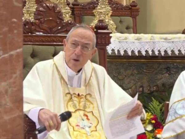 El cardenal aseguró que Dios regala la Eucaristía como un acto de amor y no se puede celebrar con personas llenas de ambición de poder.