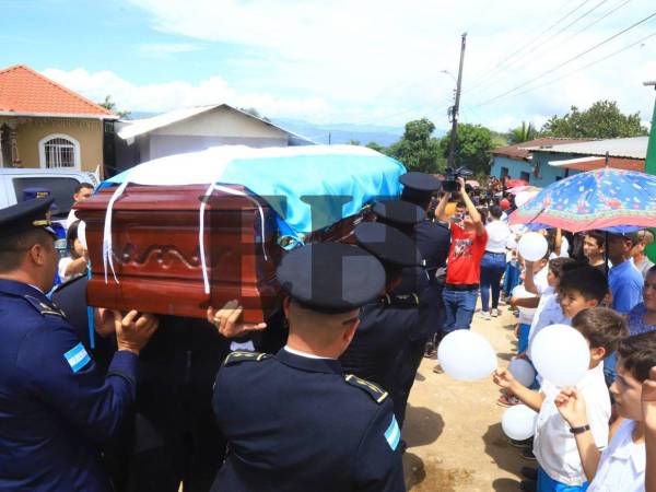 El entierro del inspector Kevin Pérez se realizó este miércoles 17 de septiembre en un ambiente cargado de emotividad en su tierra natal en La Cuesta, Santa Bárbara.