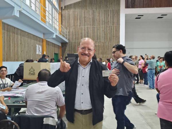 El vicepresidente del Congreso Nacional (CN), Hugo Noé Pino, acudió la mañana de este 30 de noviembre, con gozo y alegría, a su centro de votación para ejercer el sufragio.