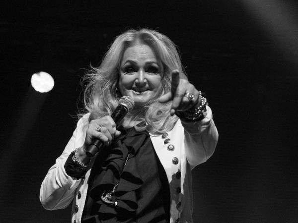 La cantante británica Bonnie Tyler, fallecida en un hospital de Portugal a los 75 años, mantenía desde hacía décadas una estrecha relación con el Algarve, región del sur del país donde residía parte del año y donde fue ingresada en mayo tras sufrir un problema intestinal que obligó a una intervención quirúrgica de urgencia.