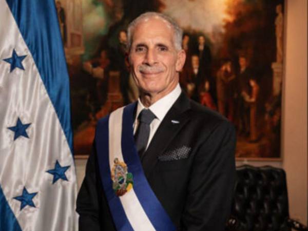 Se deberá exhibir la oración que leyó durante su discurso de toma de posesión, atribuida a Mahatma Gandhi.