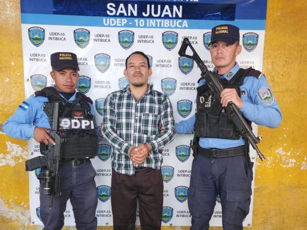 El joven Juan Ramón Quintano Pérez al ser arrestado por la Policía Nacional (PN), en San Juan, Intibucá.