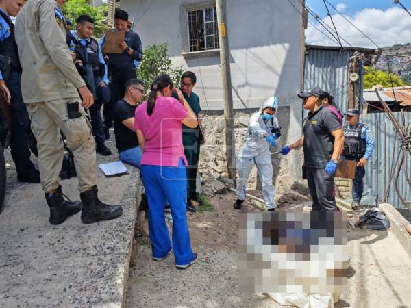 Agentes policiales lograron localizar el cuerpo de la víctima. Se desconoce de momento las razones del violento crimen.