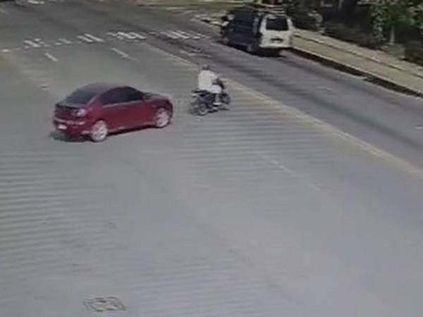 La agresión fue captada por una cámara de vigilancia instalada en el sector.