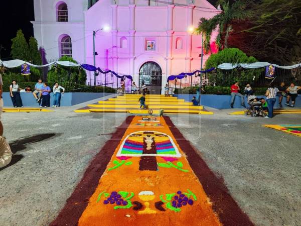 Fieles recorren las calles de Choluteca durante el Santo Entierro, en una manifestación de fe marcada por el silencio y la solemnidad del Viernes Santo. Aquí las imágenes del emotivo momento.