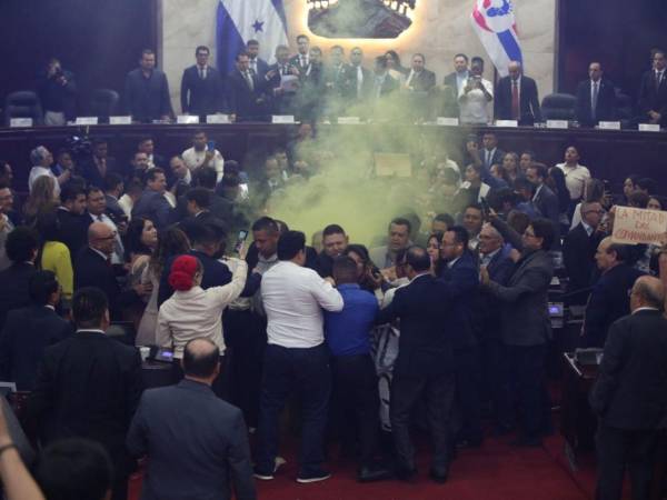 La sanción consistirá en la deducción equivalente a 15 dias de salario.