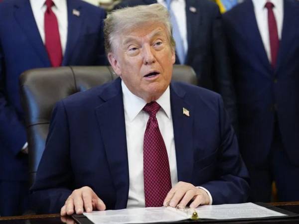 Donald Trump detiene los bombardeos a Irán para negociar un acuerdo de paz.