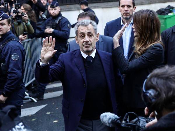 El expresidente francés Nicolas Sarkozy, encarcelado este martes en la prisión parisiense de La Santé, trece años después de salir del Palacio del Elíseo, hace historia al convertirse en el primer exjefe de Estado de Francia en ser encarcelado por una de las tres sentencias ya dictadas en su contra.