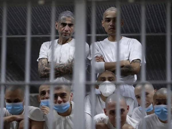El presidente de El Salvador, Nayib Bukele, afirmó este martes que su Gobierno tiene un plan de liberación anticipada y condicional para reos detenidos durante un régimen de excepción que colaboraron con las pandillas (maras) mientras vivían bajo el “yugo” de estas estructuras, lo que podría beneficiar a cerca de la mitad de detenidos que son acusados de ser colaboradores de las llamadas maras.