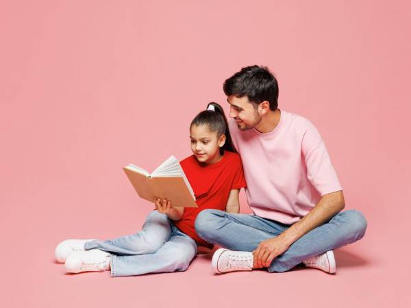 Una especialista propone distintas actividades que los padres pueden compartir con sus hijos para estimularlos intelectualmente y complementar su aprendizaje escolar, fomentar que su cerebro se mantenga activo, ejercitar sus habilidades de concentración, curiosidad y pensamiento crítico, durante todo el año fuera del aula sin los tradicionales deberes.