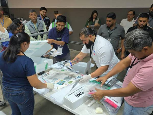 El escrutinio especial inició el jueves a eso de las 5:00 de la tarde. En total, los miembros de las Juntas Receptoras de Votos revisarán2,792 actas.