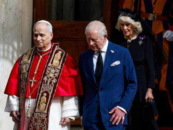 León XIV y los reyes británicos se reunieron en privado durante cerca de 45 minutos en la Biblioteca apostólica.