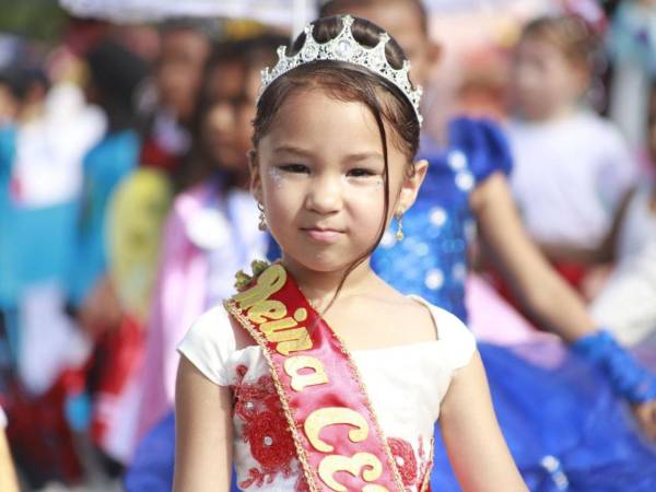 Cientos de hondureños llegaron a los puntos de inicio de los desfiles patrios en Tegucigalpa y San Pedro Sula para presenciar la participación de los pequeñitos este 13 de septiembre, dos días previo a la gran celebración del 204 aniversario de independencia. Así deslumbraron las reinas estudiantiles este año: