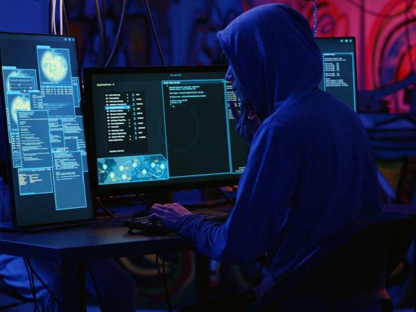 La información fue dada a conocer inicialmente por Bloomberg, según reportó el portal Latinus, quien detalló que fueron aproximadamente 150 gigabytes de información fiscal y electoral, utilizando herramientas de inteligencia artificial para vulnerar sistemas oficiales.