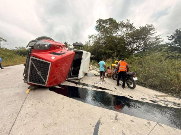 La rastra que circulaba cargada de cemento, se dio vuelta en la carretera hacia occidente a inmediaciones de la comunidad de Seis Valles en el municipio de Santa Rosa de Copán.