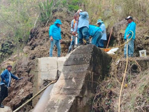 Cuadrillas de la Unidad Metropolitana de Agua Potable y Saneamiento (UMAPS), trabajan en la reparación de la línea de aducción San Juancito-El Picacho, que fue dañada por un alud de tierra.