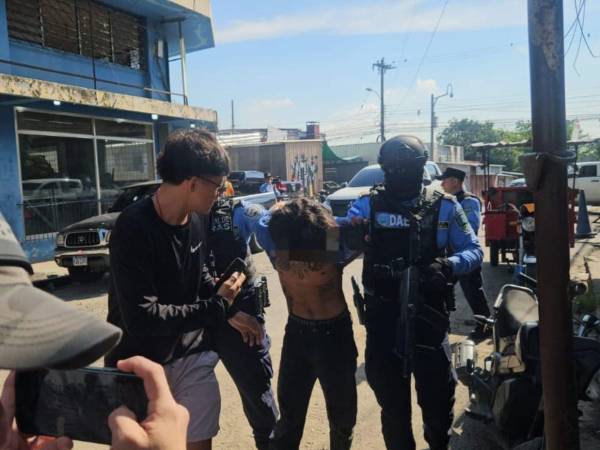 Los equipos de la División Anti Extorsión y Asociaciones Terroristas (DAET), ejecutaron el operativo en la aldea Monterrey del municipio de Choloma, donde capturaron a los dos mareros.