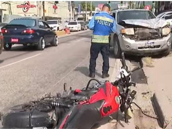 Ambos vehículos quedaron con daños notables. Agentes de la DNVT llegaron para levantar el parte del accidente.