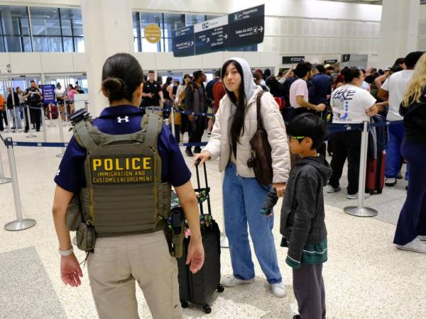 Un integrante del Servicio de Inmigración y Control de Aduanas (ICE) custodian en el Aeropuerto Intercontinental George Bush en Houston.