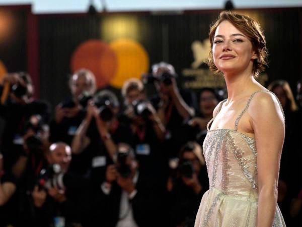 ¿Cómo saben que yo no soy una extraterrestre?, afirmó una siempre divertida Emma Stone a los periodistas en el Festival de Cine de Venecia.