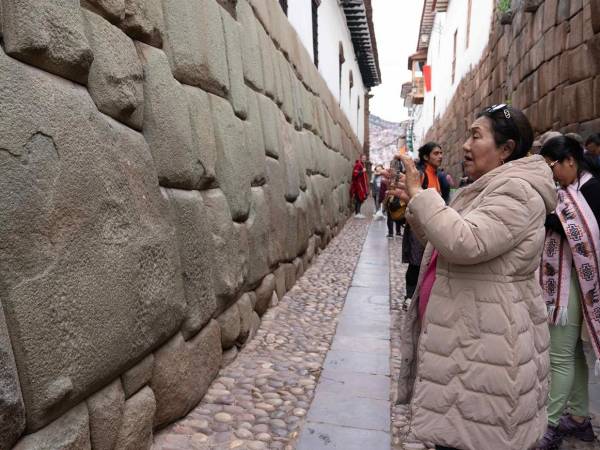 La Policía de Perú detuvo a una persona acusada de haber dañado, durante la madrugada, la famosa ‘piedra de los 12 ángulos’, que forma parte de un gran muro construido hace 500 años por los incas en la ciudad de Cuzco, mientras que el Ministerio de Cultura pidió al Poder Judicial que imponga “la máxima sanción” al autor de este daño. Lo que se sabe del caso.