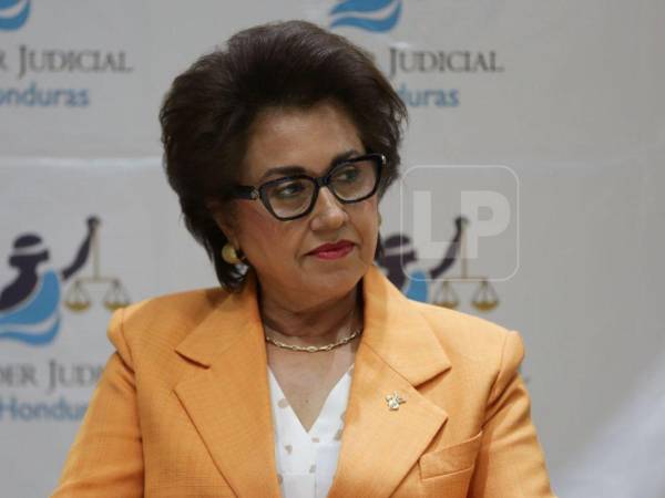 La presidenta del Poder Judicial, Rebeca Ráquel, durante una conferencia de prensa.