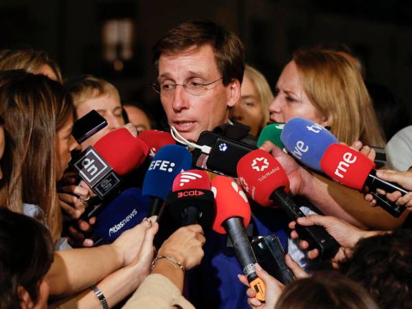 El alcalde de Madrid, José Luis Martínez, informó que los bomberos trabajan para rescatar lo más pronto posible a los atrapados bajos los escombros.