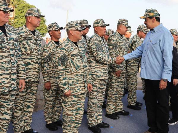 El presidente Nicolás Maduro pidió a la población enlistarse en la milicia en respuesta al patrullaje de buques que planteó EE.UU. en el mar Caribe, cerca a las costas del país suramericano, para combatir el narcotráfico. Aquí los detalles.