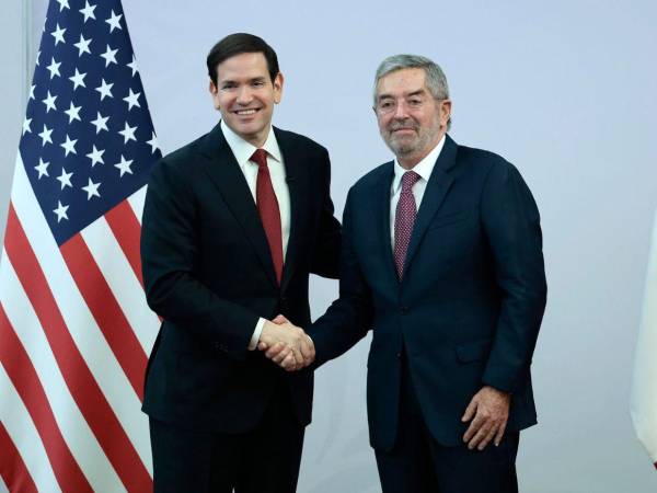 El secretario de Relaciones Exteriores de México, Juan Ramón de la Fuente, saluda al secretario de Estado de Estados Unidos, Marco Rubi.